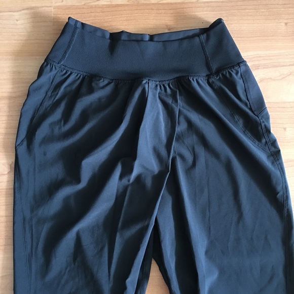 Lululemon Cropped Baggy harem pants 6 - Picture 2 of 6